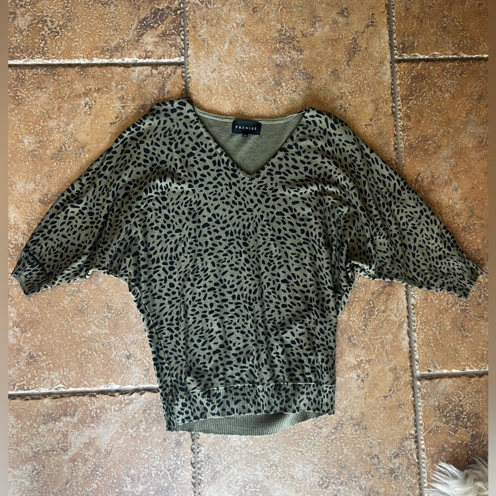 Premise size Small army green sweater, black spots. So soft, stretchy and comfy